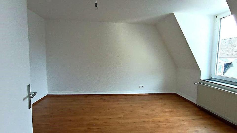 Dachgeschoßwohnung Wuppertal Gemarkung Langerfeld - 4 Zimmer, 100 m&sup2;, 950&euro; | Angebot:26324943