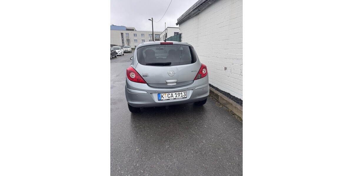 Opel Corsa D 135.201 km 3.290 &euro; Düsseldorf 40213