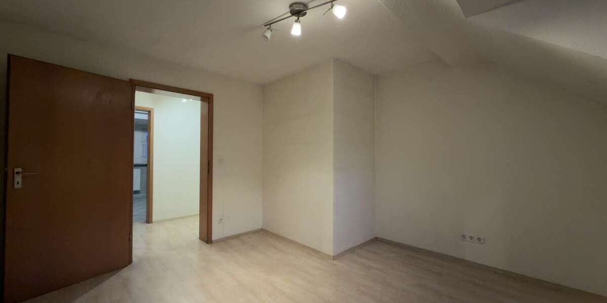 Gepflegte 3,5-Zimmer-Dachgeschosswohnung mit Einbauküche und Garage - Dachgeschoßwohnung Gelsenkirchen Gelsenkirchen-Mitte | Angebot:24740235