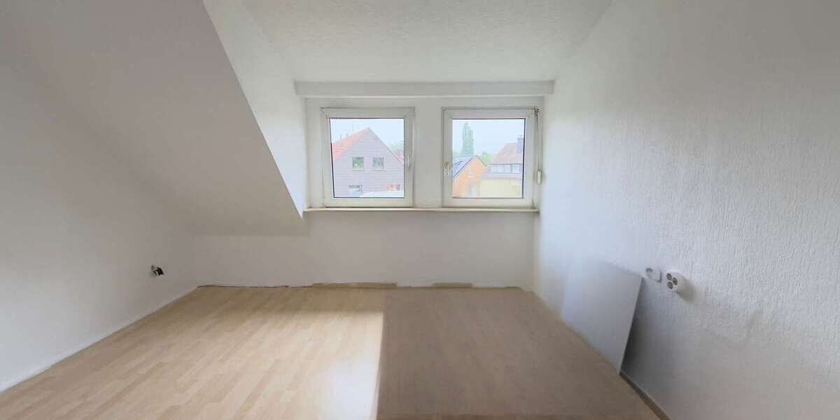 Doppelhaushälfte mit saniertem Erdgeschoss, gutem Dach, Garten & viel Gestaltungsspielraum - Zweifamilienhaus Essen Stadtbezirk IV | Angebot:26659984