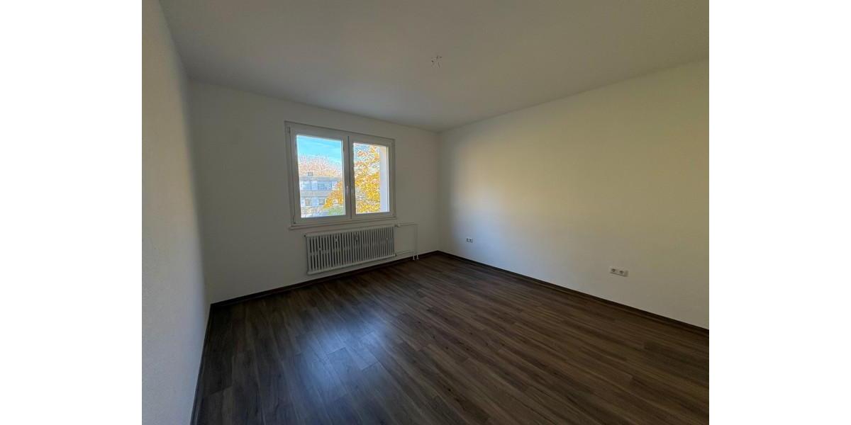 Erdgeschoßwohnung Essen Stadtbezirk VI - 3 Zimmer, 64 m&sup2;, 649&euro; | Angebot:25881172