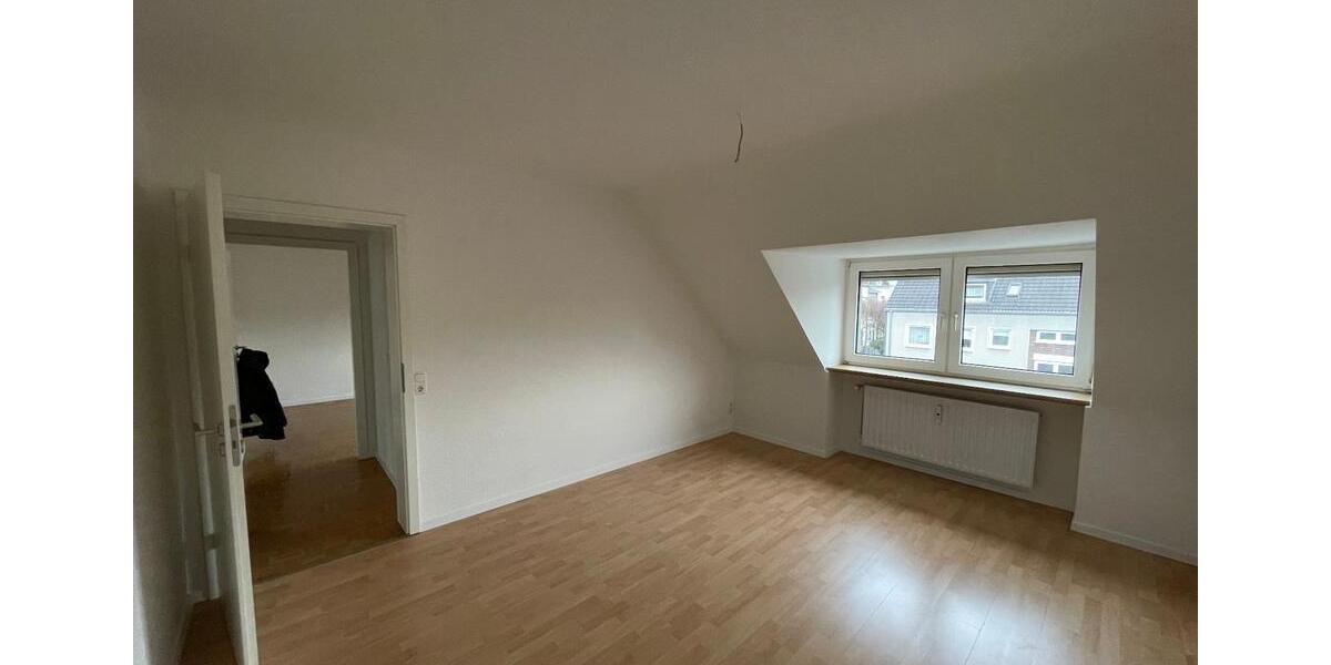 Dachgeschoßwohnung Essen Stadtbezirk III - 3 Zimmer, 55 m&sup2;, 590&euro; | Angebot:25811924