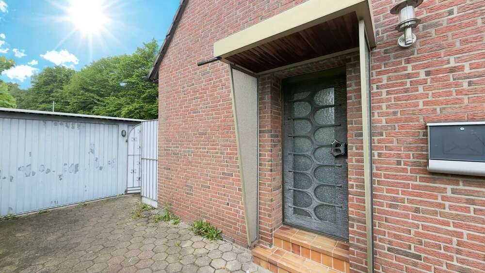 Doppelhaushälfte mit saniertem Erdgeschoss, gutem Dach, Garten & viel Gestaltungsspielraum - Zweifamilienhaus Essen Stadtbezirk IV | Angebot:26659984