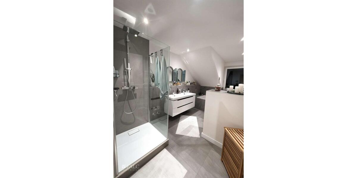 Dachgeschoßwohnung Solingen Wald - 3 Zimmer, 95 m&sup2;, 1.350&euro; | Angebot:26384126
