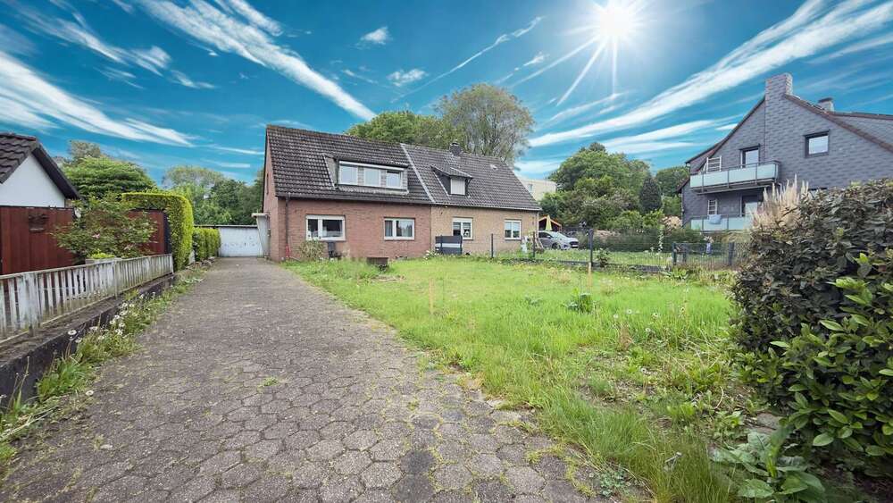 Doppelhaushälfte mit saniertem Erdgeschoss, gutem Dach, Garten & viel Gestaltungsspielraum - Zweifamilienhaus Essen Stadtbezirk IV | Angebot:26659984