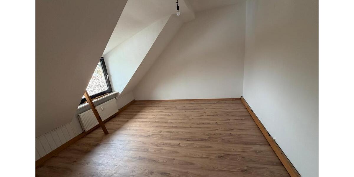 Dachgeschoßwohnung Bochum Höntrop - 3 Zimmer, 80 m&sup2;, 700&euro; | Angebot:25944881