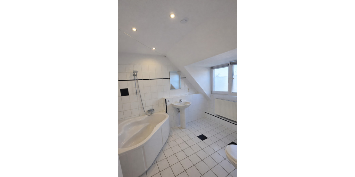 Dachgeschoßwohnung Düsseldorf Stadtbezirk 8 - 2.5 Zimmer, 84 m&sup2;, 1.190&euro; | Angebot:25860109