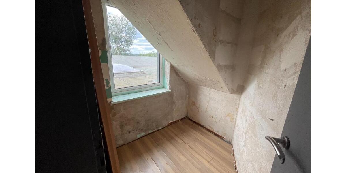 Etagenwohnung Remscheid - 7 Zimmer, 150 m&sup2;, 1.400&euro; | Angebot:25590552