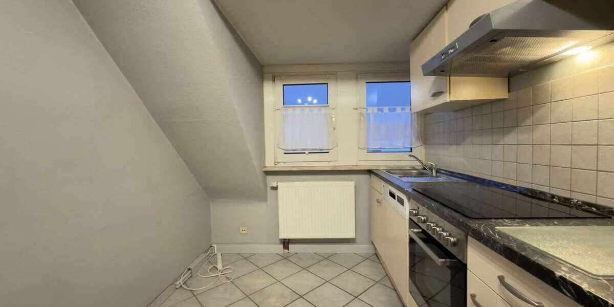 Gepflegte 3,5-Zimmer-Dachgeschosswohnung mit Einbauküche und Garage - Dachgeschoßwohnung Gelsenkirchen Gelsenkirchen-Mitte | Angebot:24740235