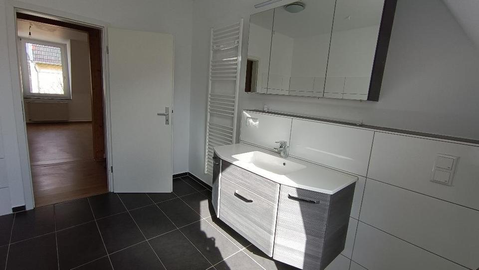 Dachgeschoßwohnung Wuppertal Gemarkung Langerfeld - 4 Zimmer, 100 m&sup2;, 950&euro; | Angebot:26324943