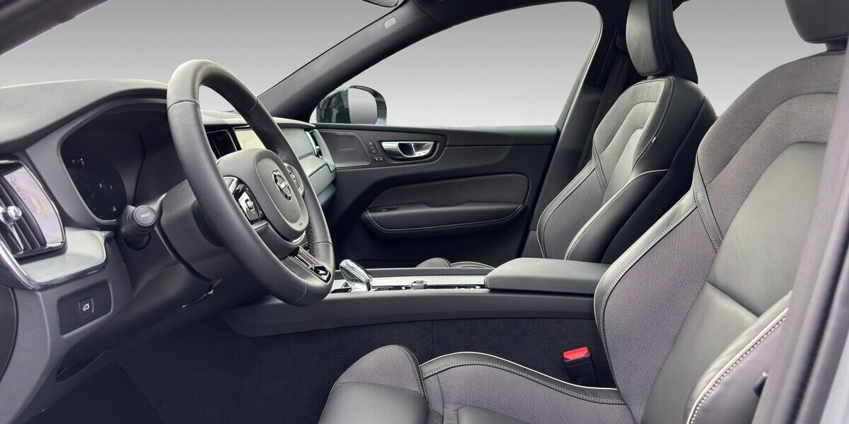 Volvo XC60 Plus Dark AWD Pano H&K ACC 360° Leder 7.905 km 35.600 &euro; Wuppertal 42327