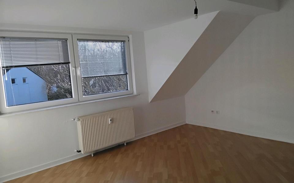 Dachgeschoßwohnung Essen Stadtbezirk II - 2.5 Zimmer, 67 m&sup2;, 800&euro; | Angebot:25841713