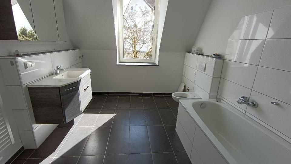 Dachgeschoßwohnung Wuppertal Gemarkung Langerfeld - 4 Zimmer, 100 m&sup2;, 950&euro; | Angebot:26324943