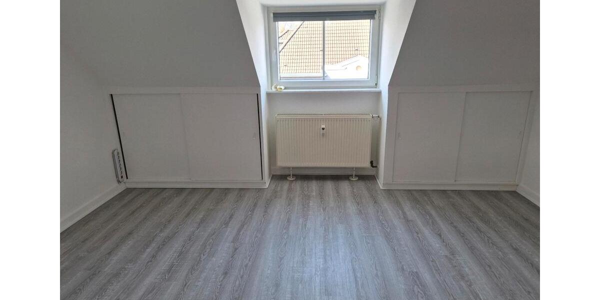 Dachgeschoßwohnung Essen Stadtbezirk II - 2.5 Zimmer, 67 m&sup2;, 800&euro; | Angebot:25841713