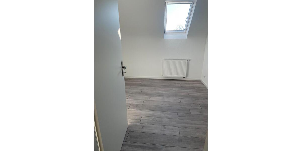 Dachgeschoßwohnung Solingen Aufderhöhe - 4 Zimmer, 80 m&sup2;, 950&euro; | Angebot:25755324