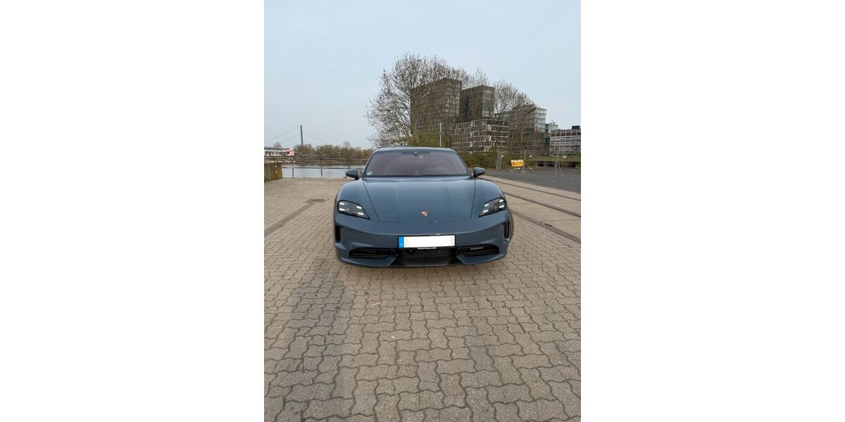 Porsche Taycan 3.000 km 102.000 &euro; Düsseldorf 40219