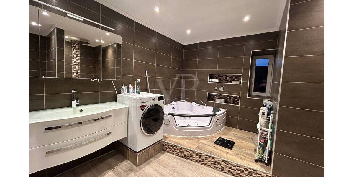 Etagenwohnung Velbert Mitte - 2 Zimmer, 92 m&sup2;, 185.000&euro; | Angebot:25679813