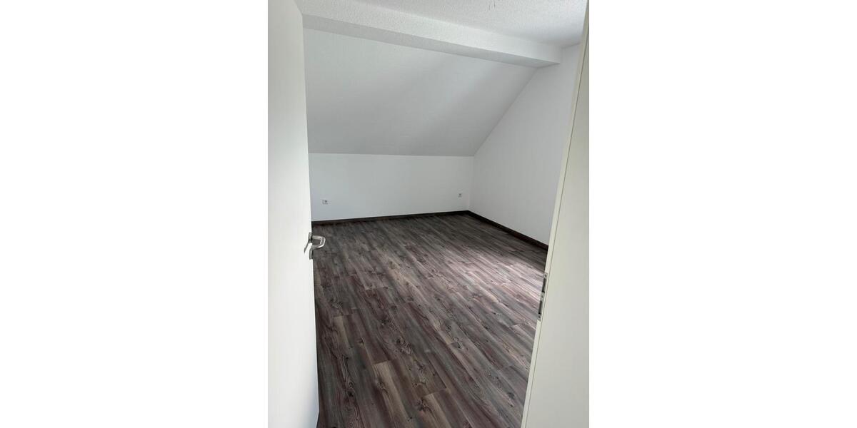 Dachgeschoßwohnung Remscheid Gemarkung Bergisch Born - 2 Zimmer, 75 m&sup2;, 600&euro; | Angebot:26515545