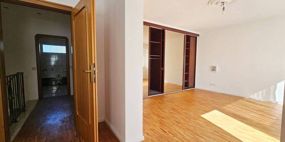 Einfamilienhaus Solingen Gräfrath - 3 Zimmer, 140 m&sup2;, 1.680&euro; | Angebot:26502717