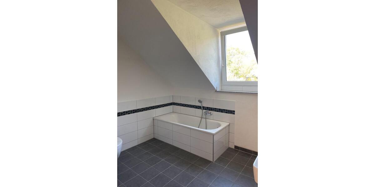 Dachgeschoßwohnung Essen Stadtbezirk VI - 3.5 Zimmer, 85 m&sup2;, 650&euro; | Angebot:26491237